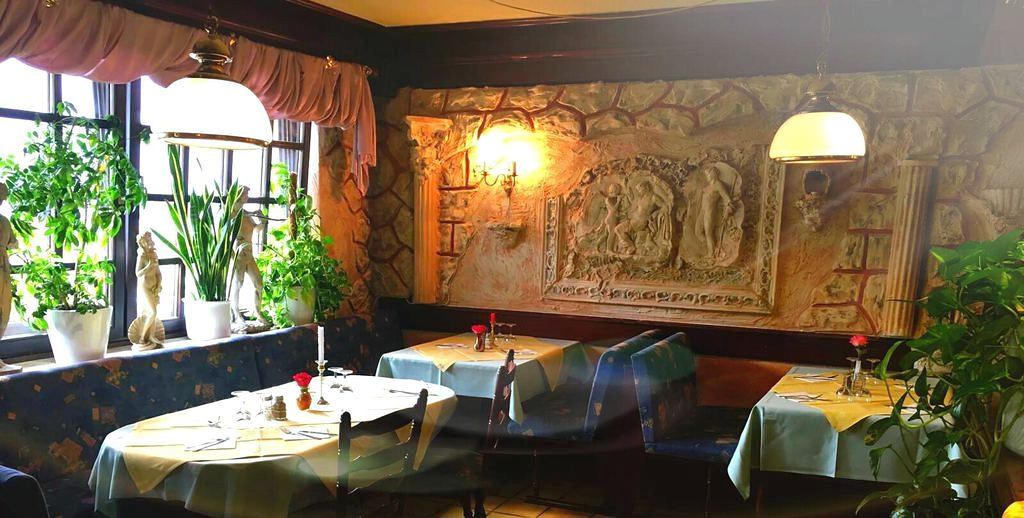 Gedeckte Tische im Restaurant Akropolis